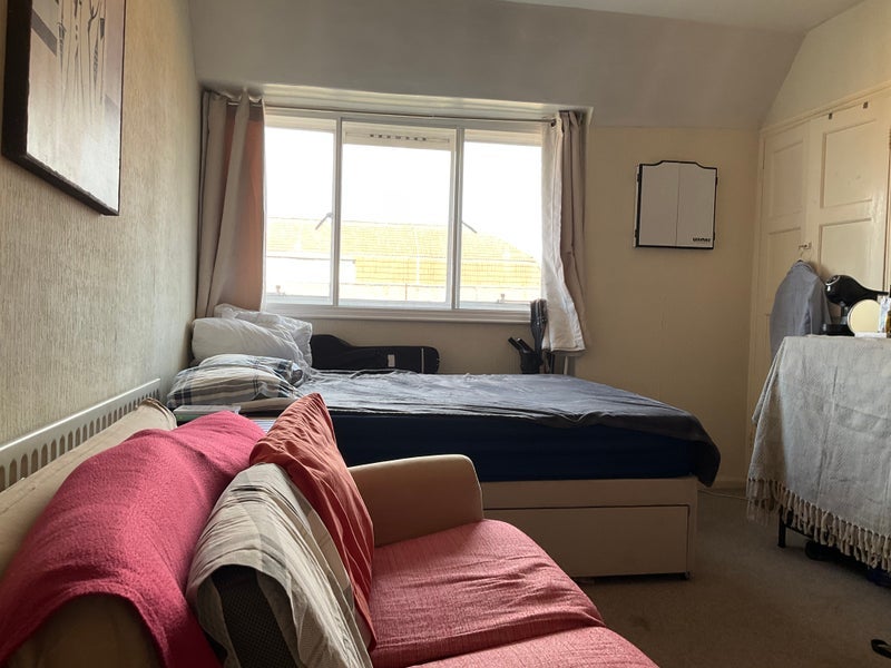 Room Borrodaile Road in Greater London