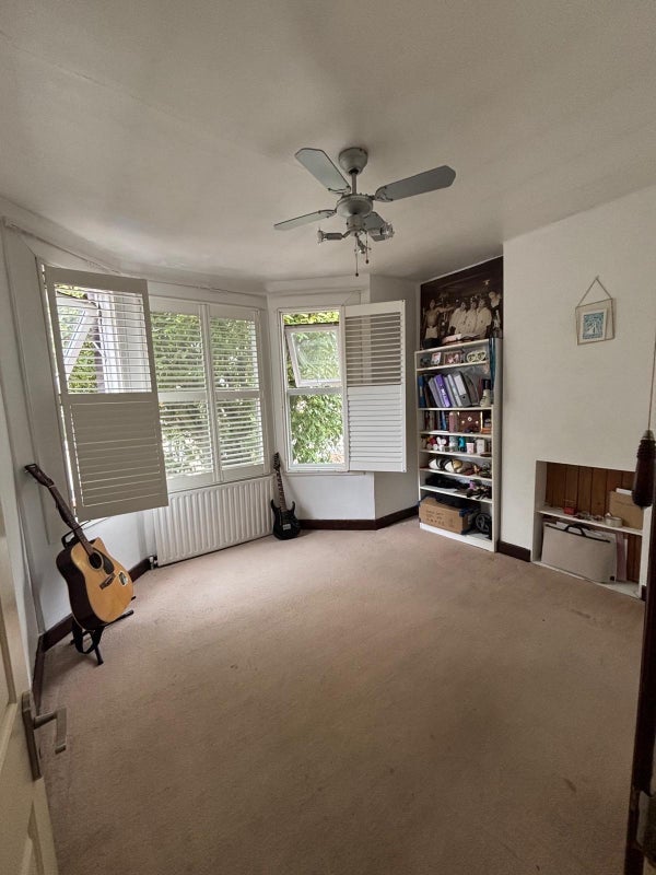 Room Sunnycroft Road in Greater London