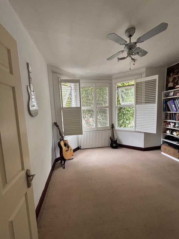 Room Sunnycroft Road in Greater London
