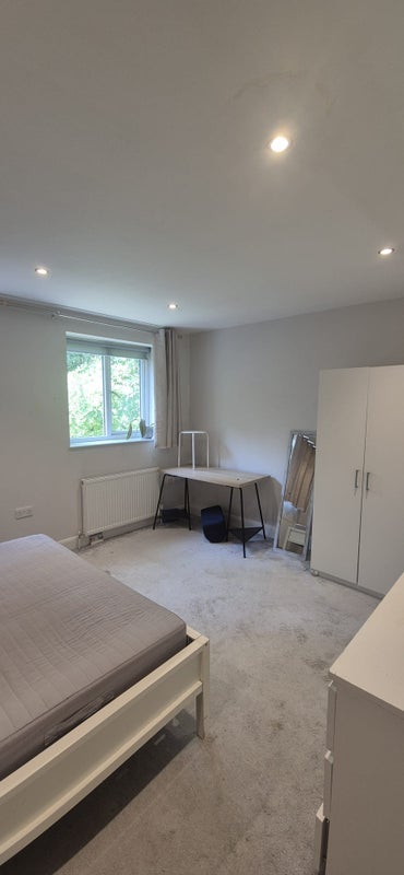 Room Roehampton Vale in Greater London