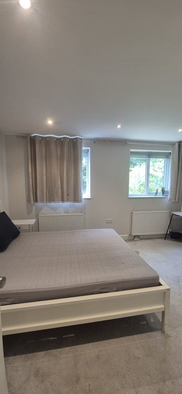 Room Roehampton Vale in Greater London