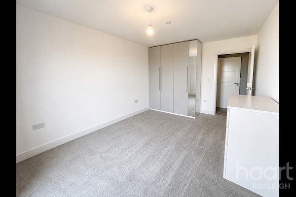 Flat Victoria Avenue in Southend-on-Sea