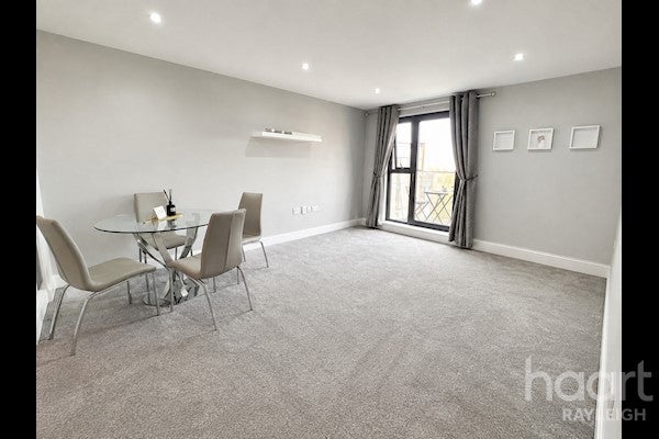 Flat Victoria Avenue in Southend-on-Sea
