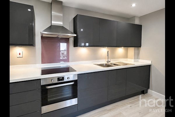 Flat Victoria Avenue in Southend-on-Sea