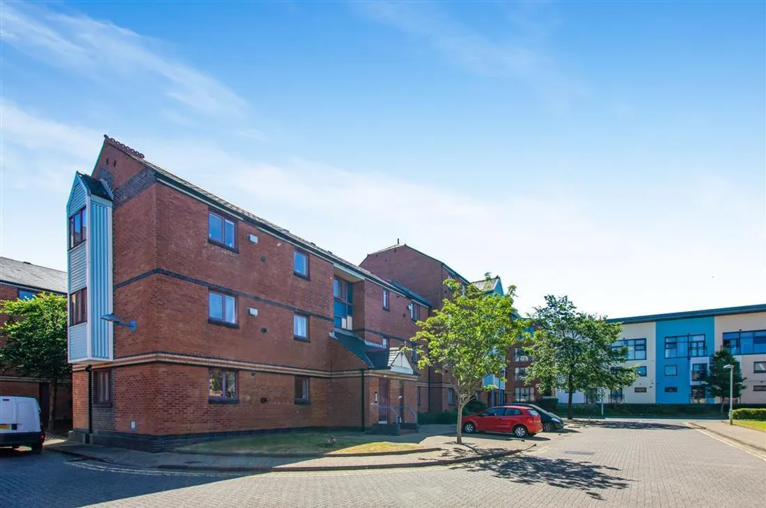 Flat Abernethy Quay in Swansea