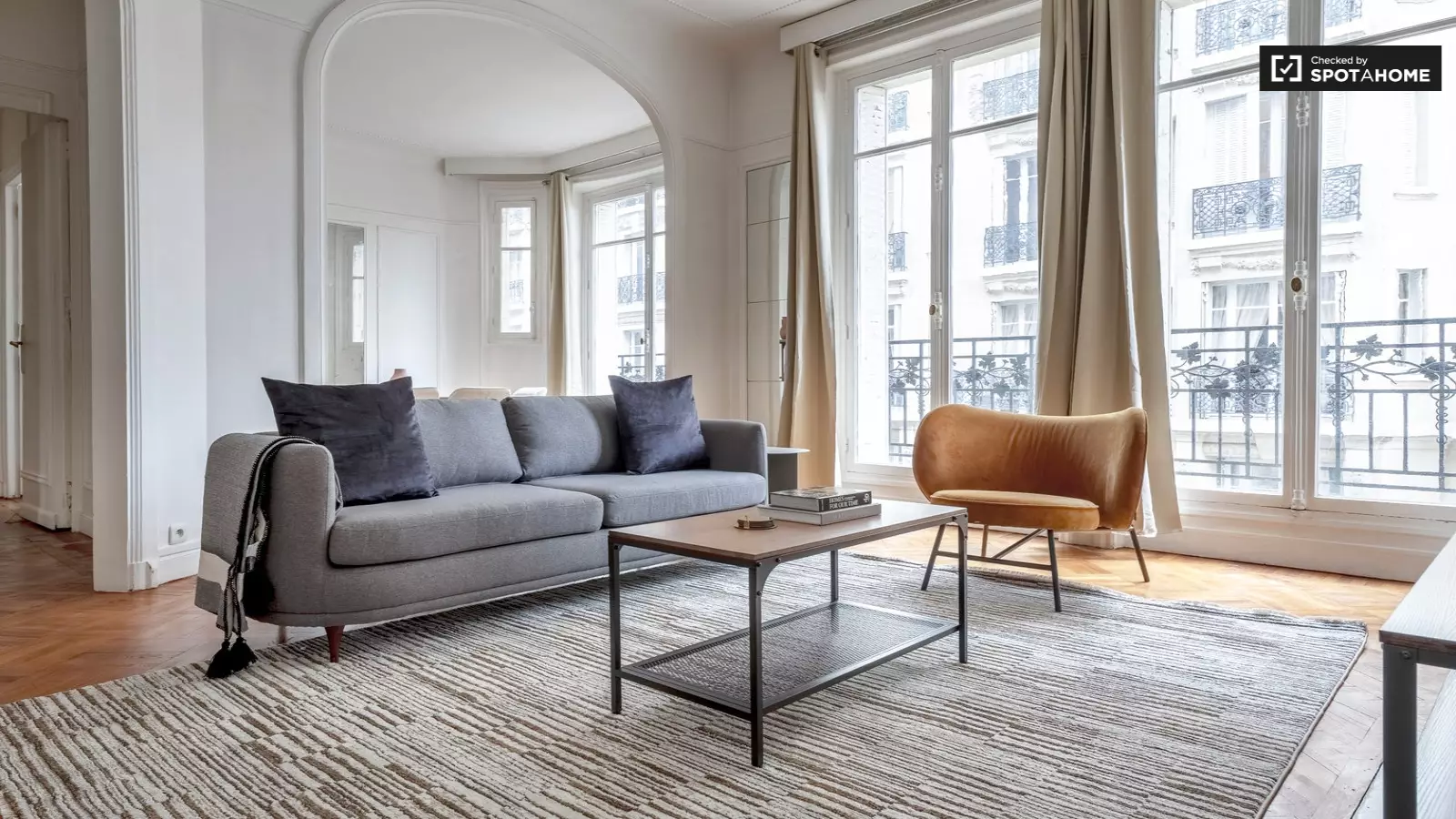 Flat Avenue René Boylesve in Paris