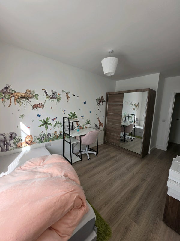 Room Valencia Close in Greater London