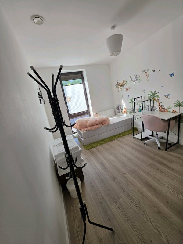 Room Valencia Close in Greater London