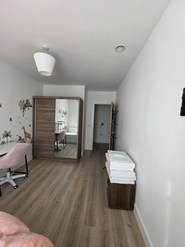 Room Valencia Close in Greater London