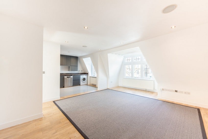 Flat Belsize Avenue in Greater London