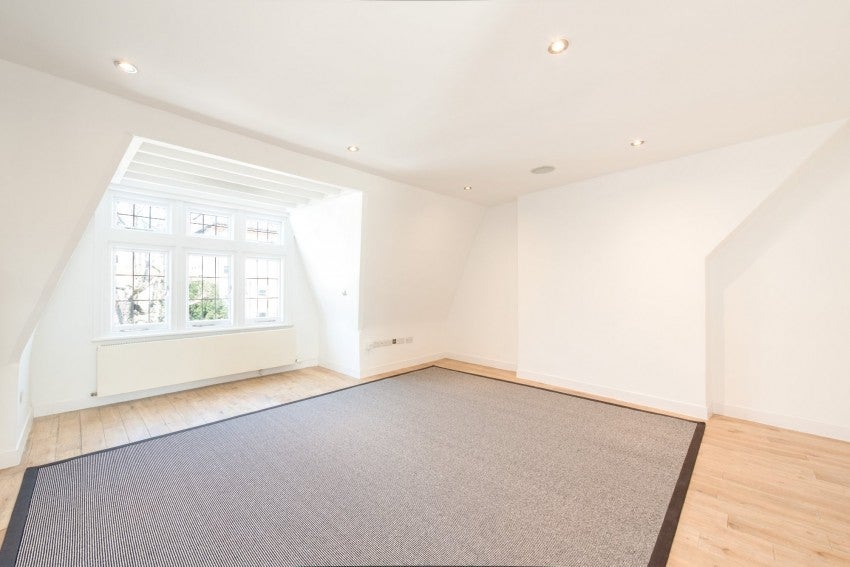 Flat Belsize Avenue in Greater London