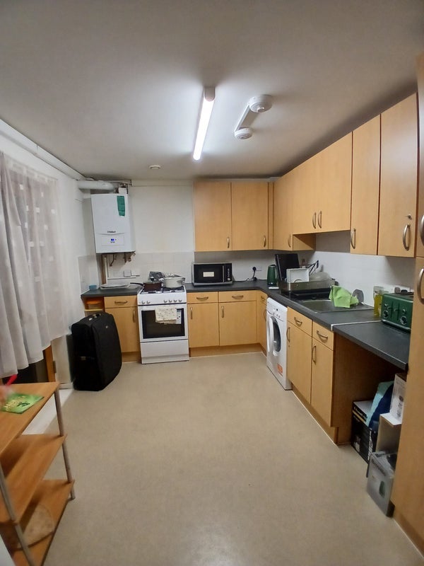 Flat Drummond Way in Greater London