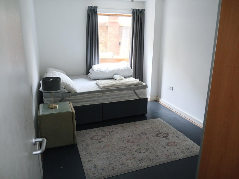 Flat Drummond Way in Greater London