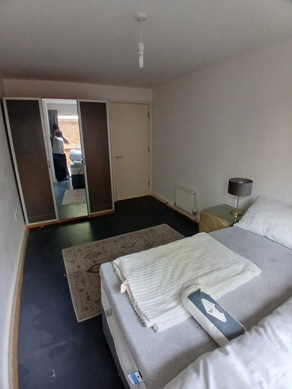 Flat Drummond Way in Greater London