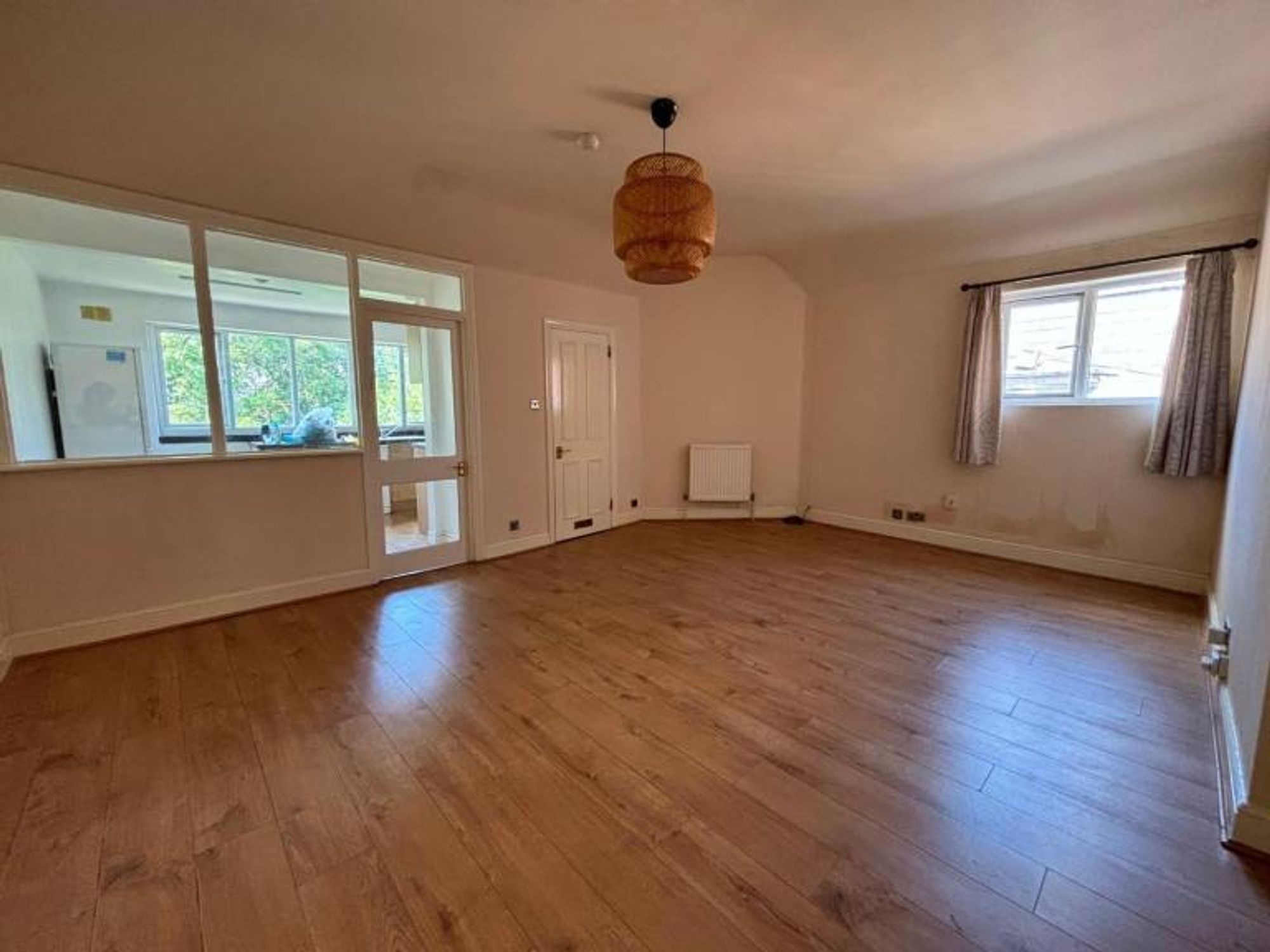 Flat Kings Avenue in Greater London