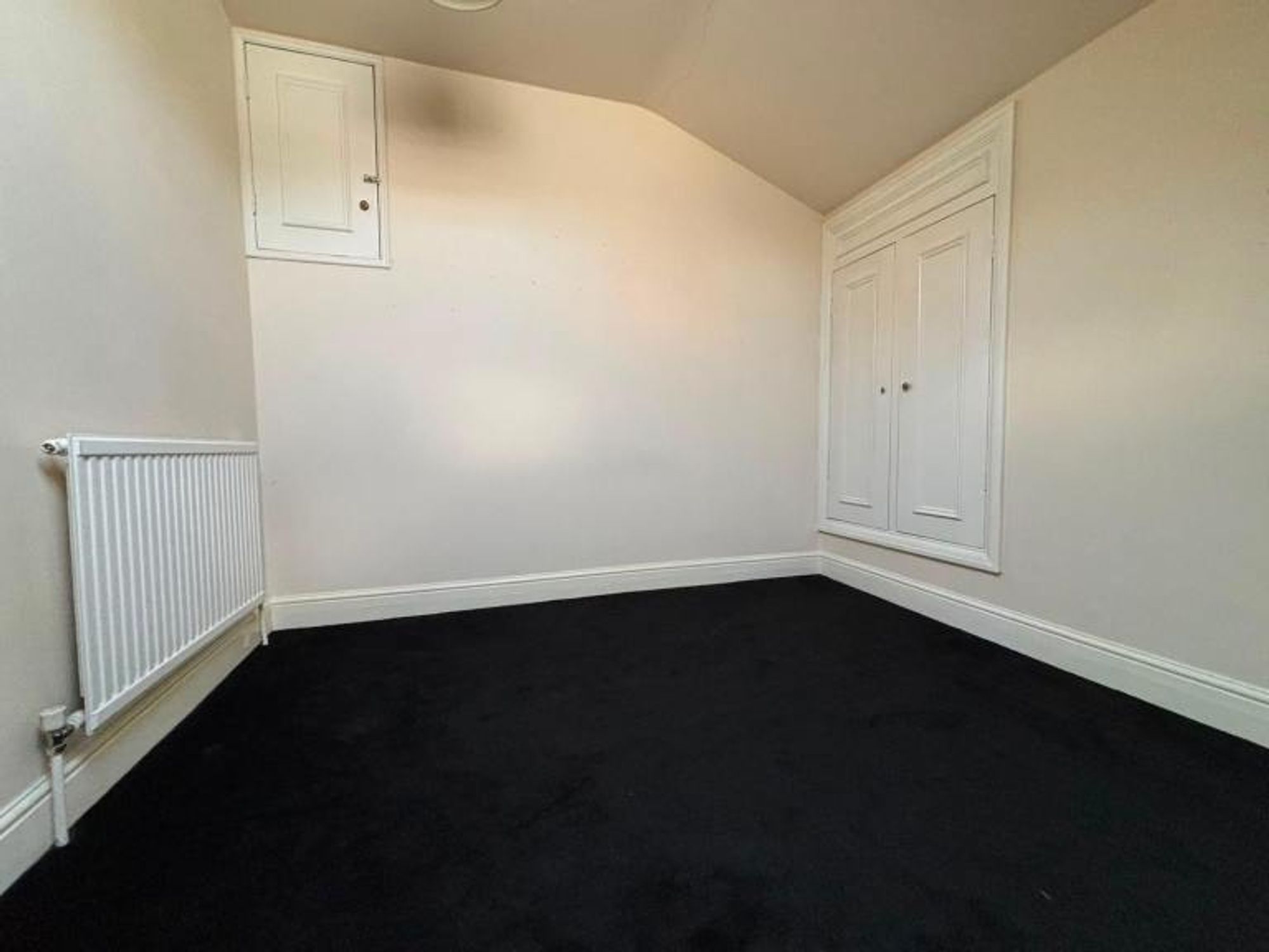 Flat Kings Avenue in Greater London