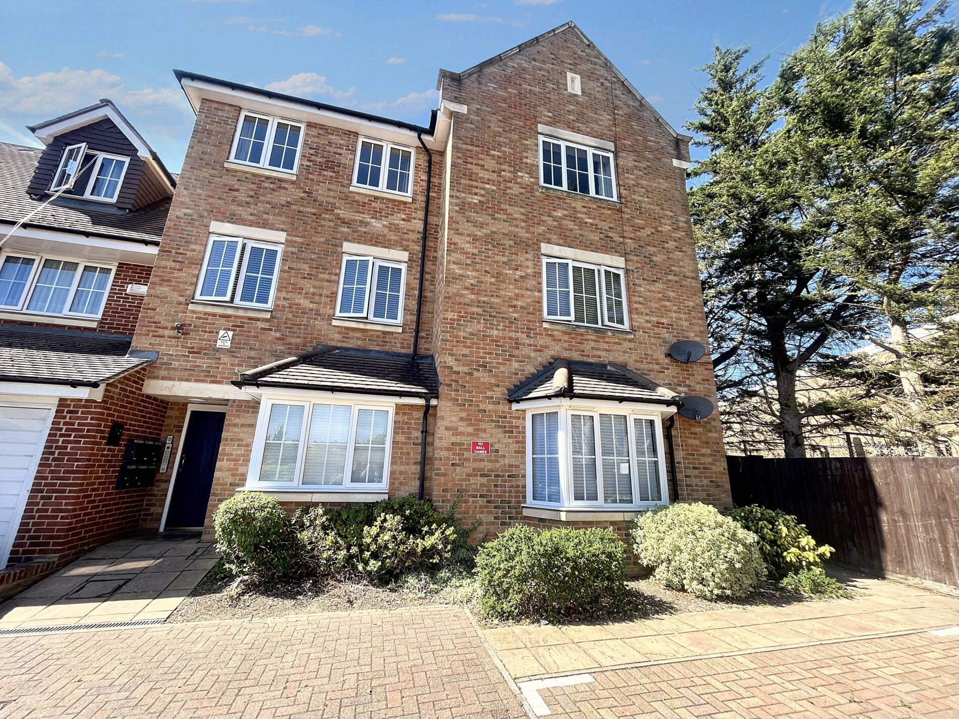 Flat Hayling Close in Slough