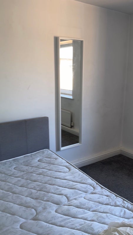 Room Clarendon Road in Leeds