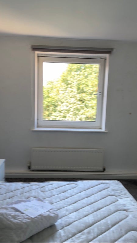Room Clarendon Road in Leeds