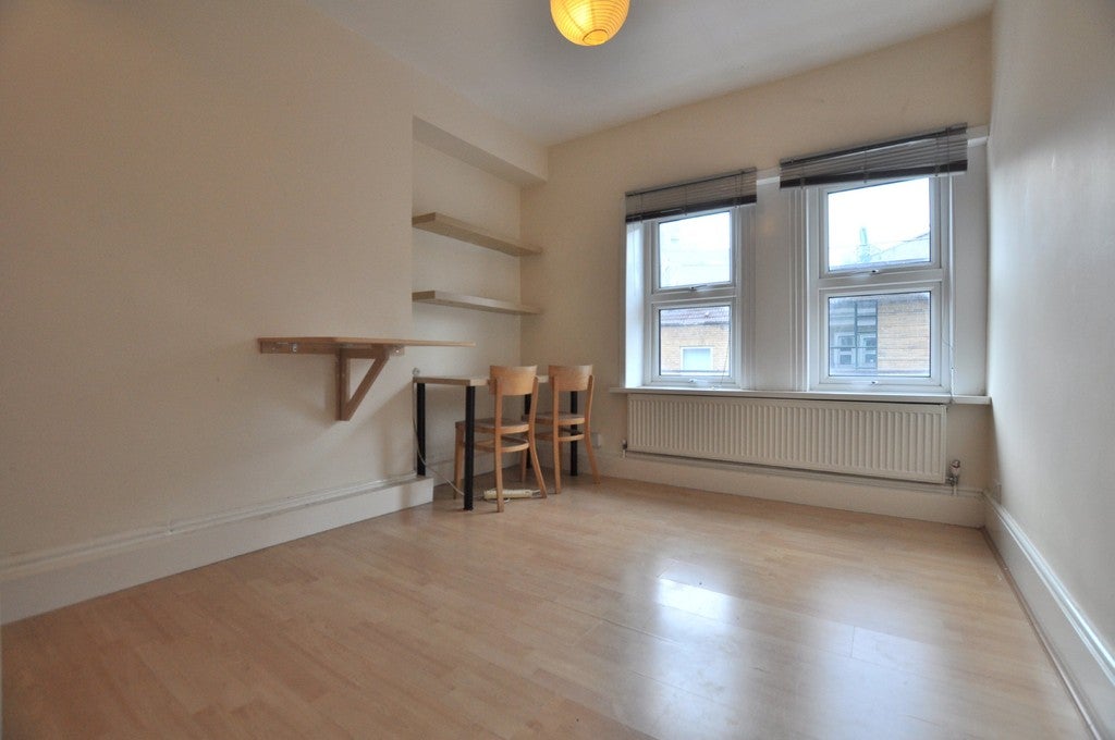 Flat Cygnet Street in Greater London