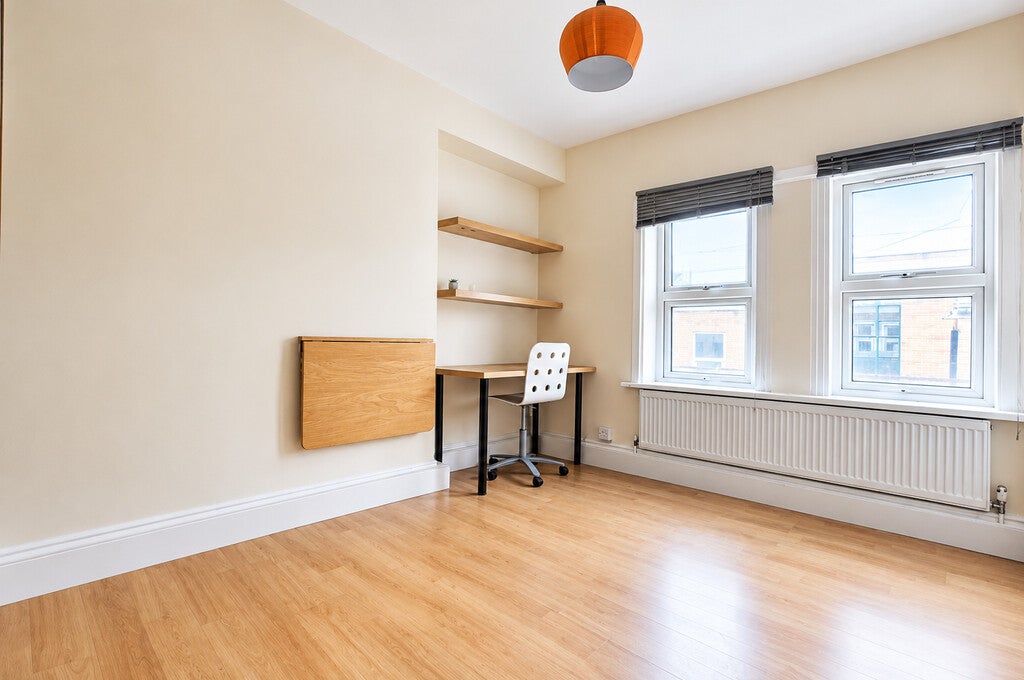 Flat Cygnet Street in Greater London