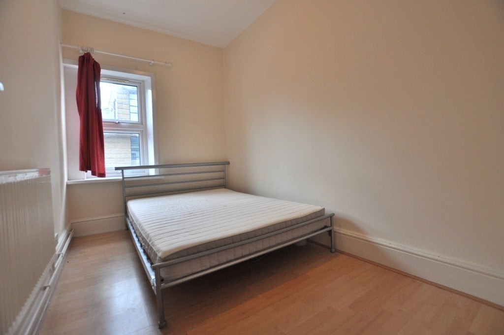 Flat Cygnet Street in Greater London