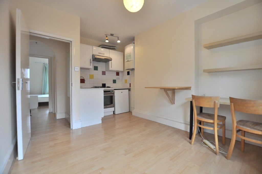Flat Cygnet Street in Greater London