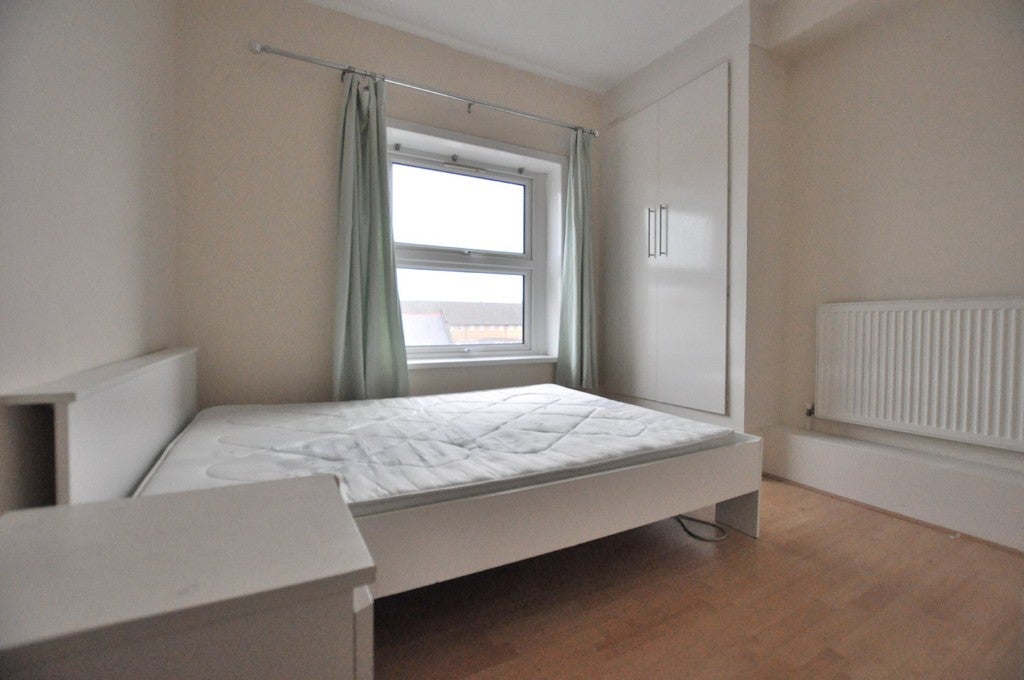 Flat Cygnet Street in Greater London