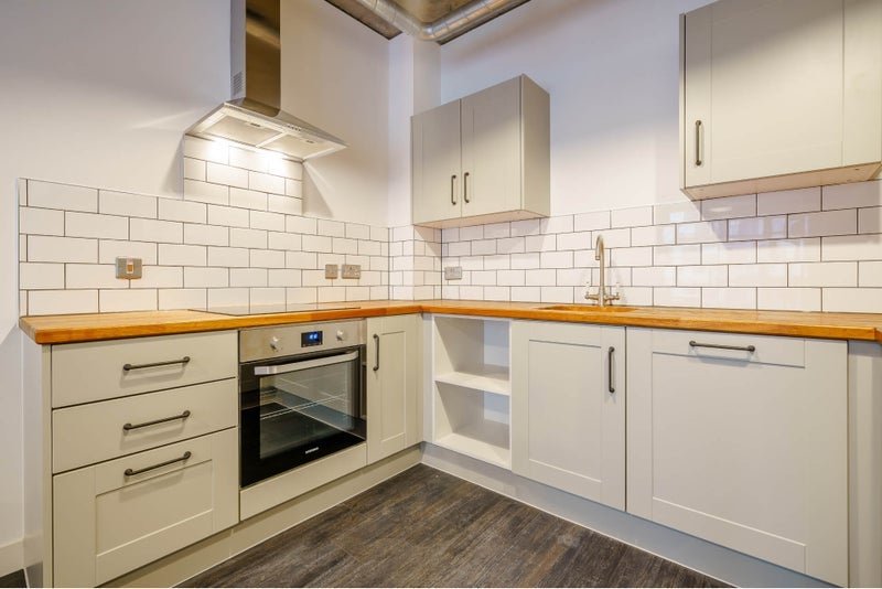 Room South Way in Greater London