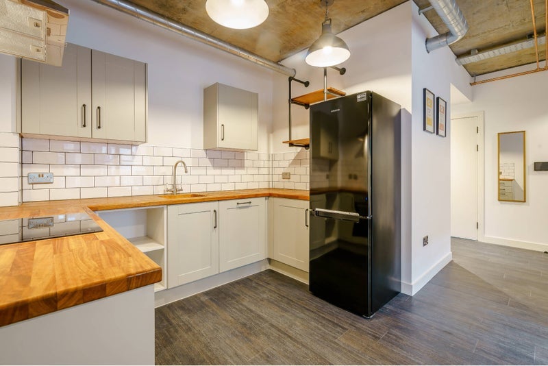 Room South Way in Greater London