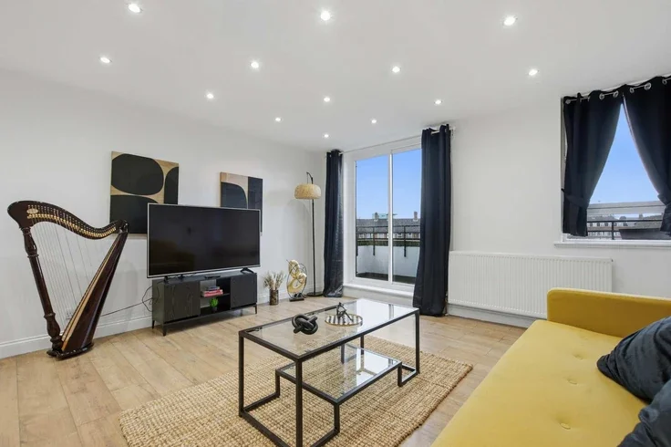 Flat Mews Street in Greater London