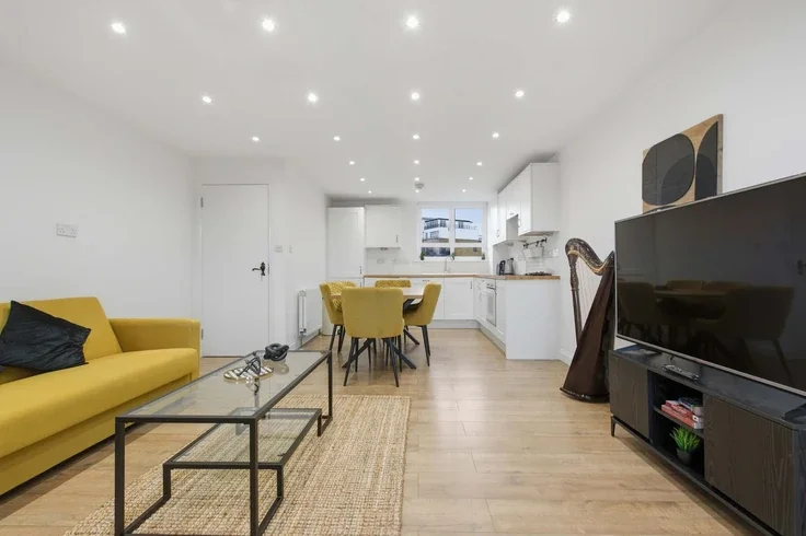 Flat Mews Street in Greater London