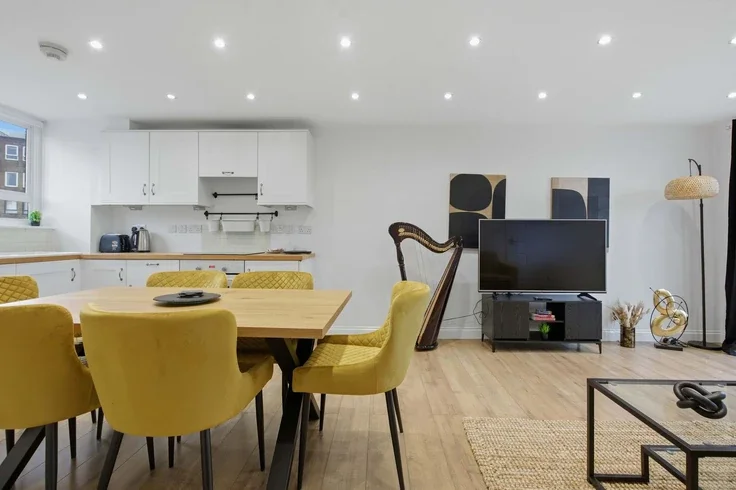 Flat Mews Street in Greater London
