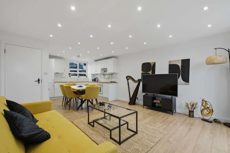 Flat Mews Street in Greater London