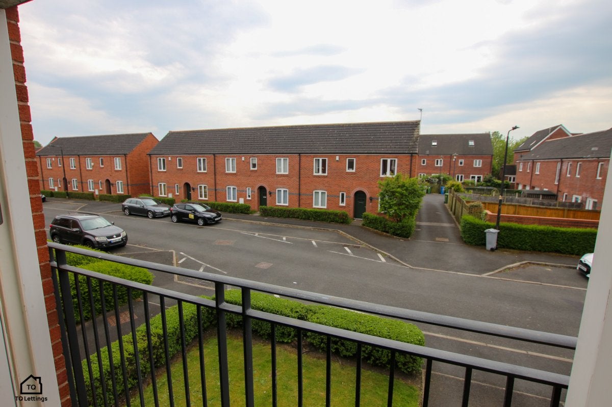 Flat Parkgate Road in Trafford
