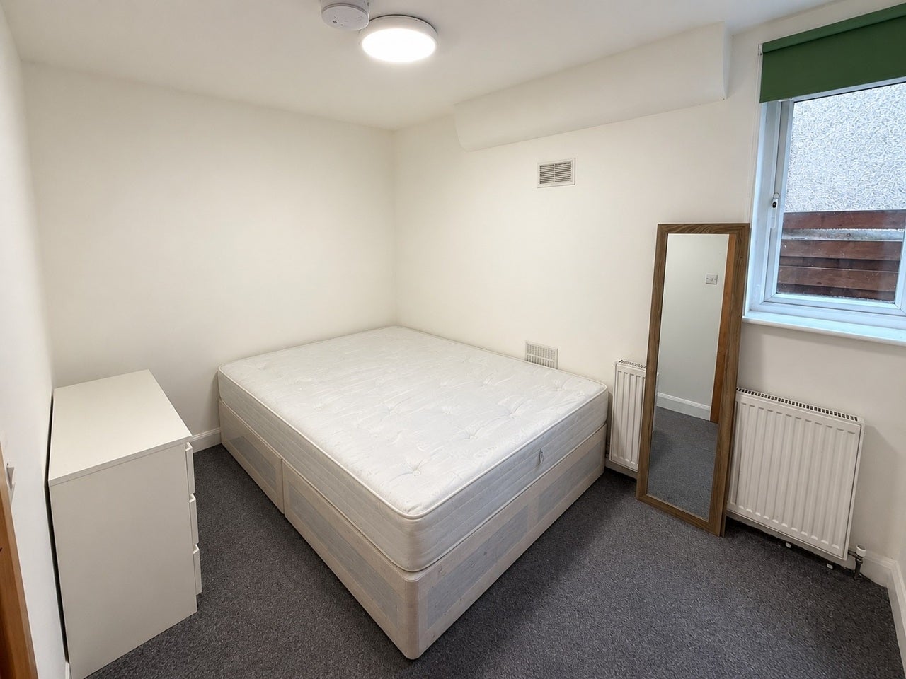 Flat Oak Grove in Greater London