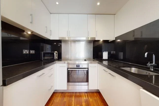Flat Fairmont Avenue in Greater London