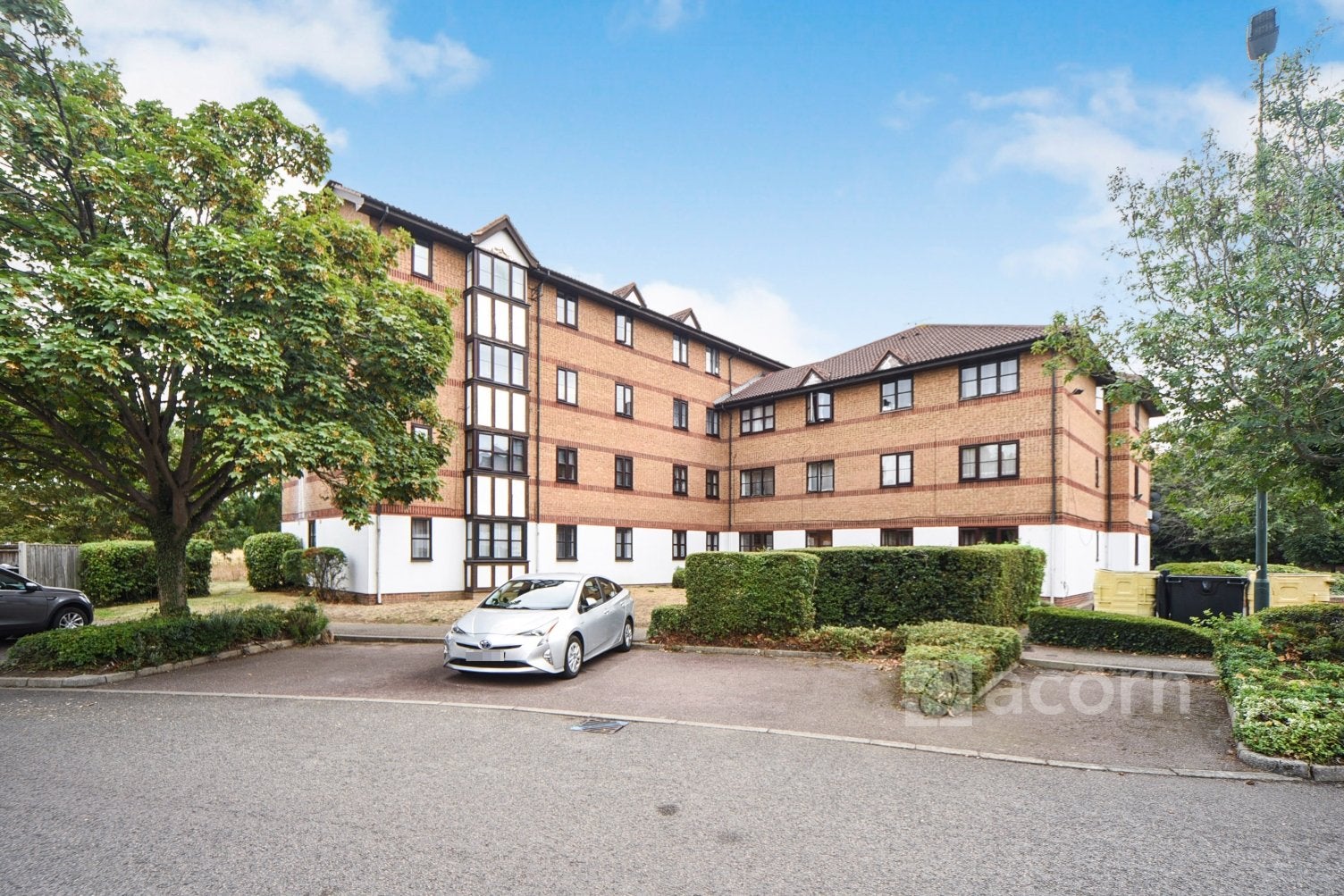 Flat Sayers Way in Greater London
