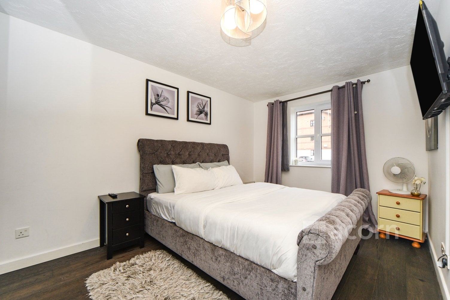 Flat Sayers Way in Greater London