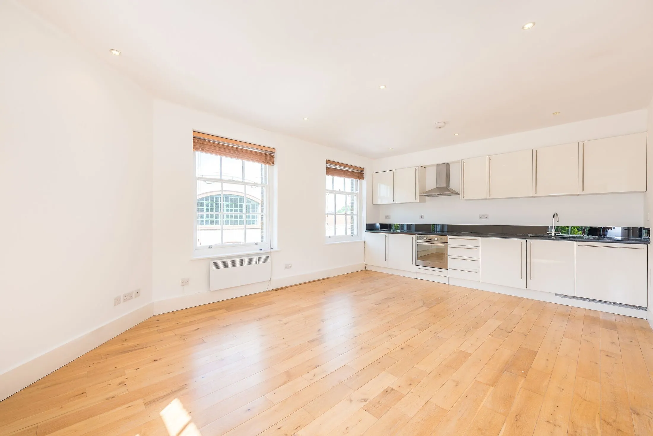 Flat Chiswick High Road in Greater London