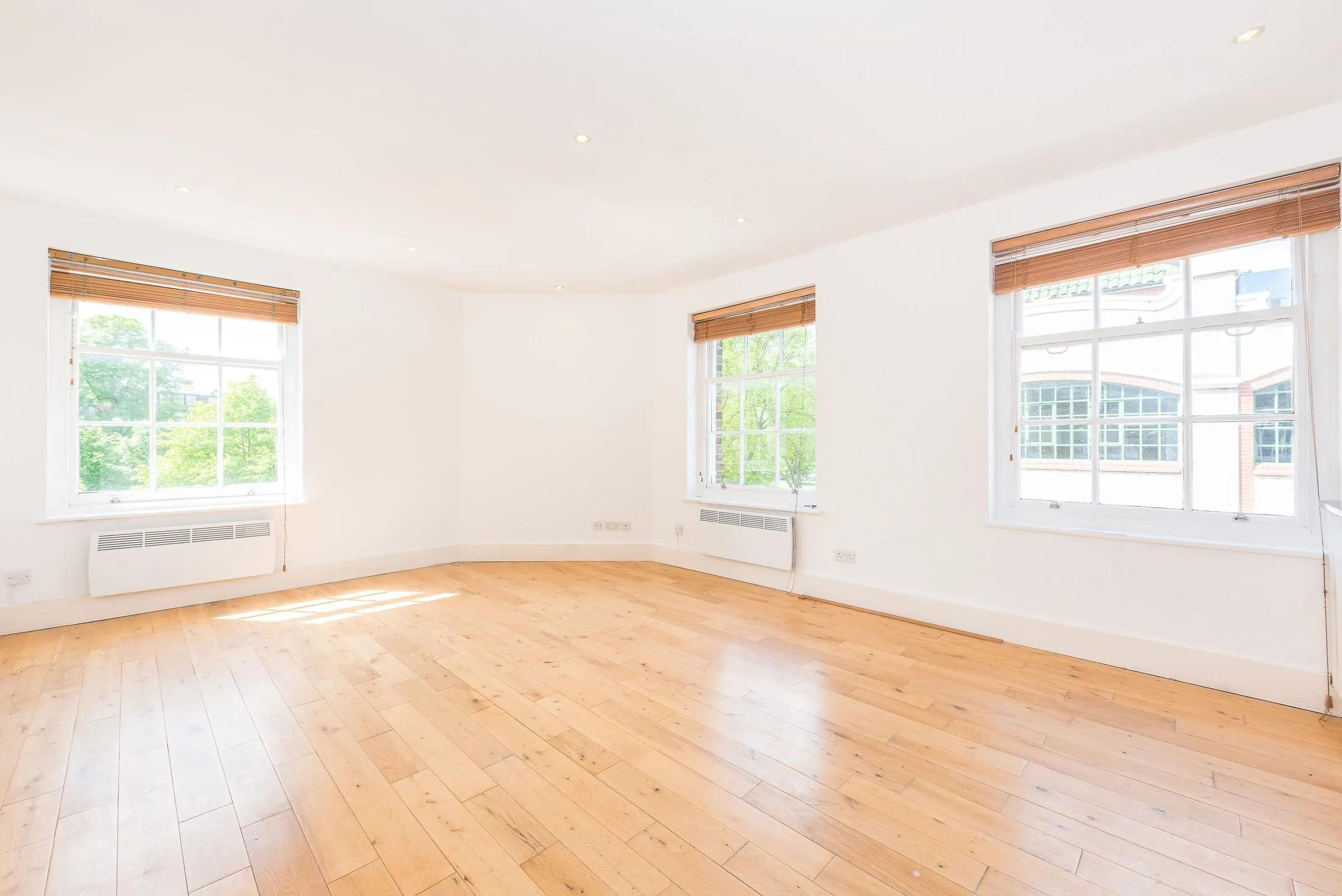 Flat Chiswick High Road in Greater London