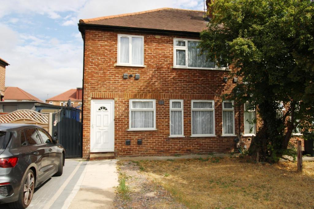House Welland Gardens in Greater London