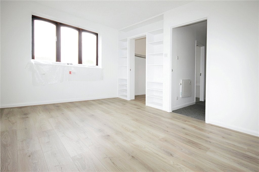 Flat Wetton Place in Borough of Runnymede
