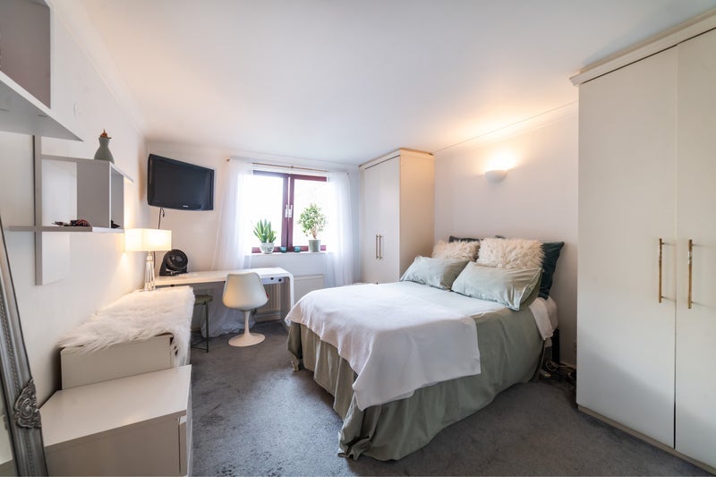 Room William Morris Way in Greater London