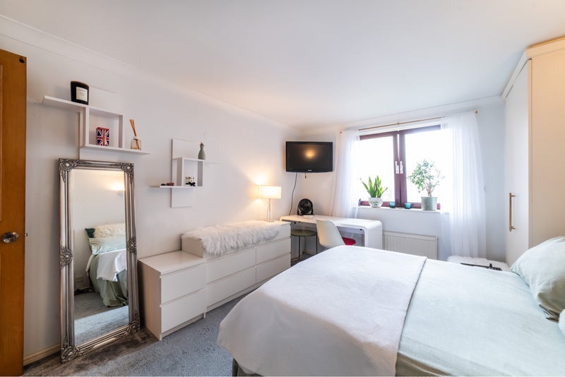 Room William Morris Way in Greater London