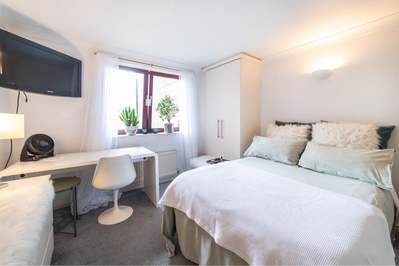 Room William Morris Way in Greater London