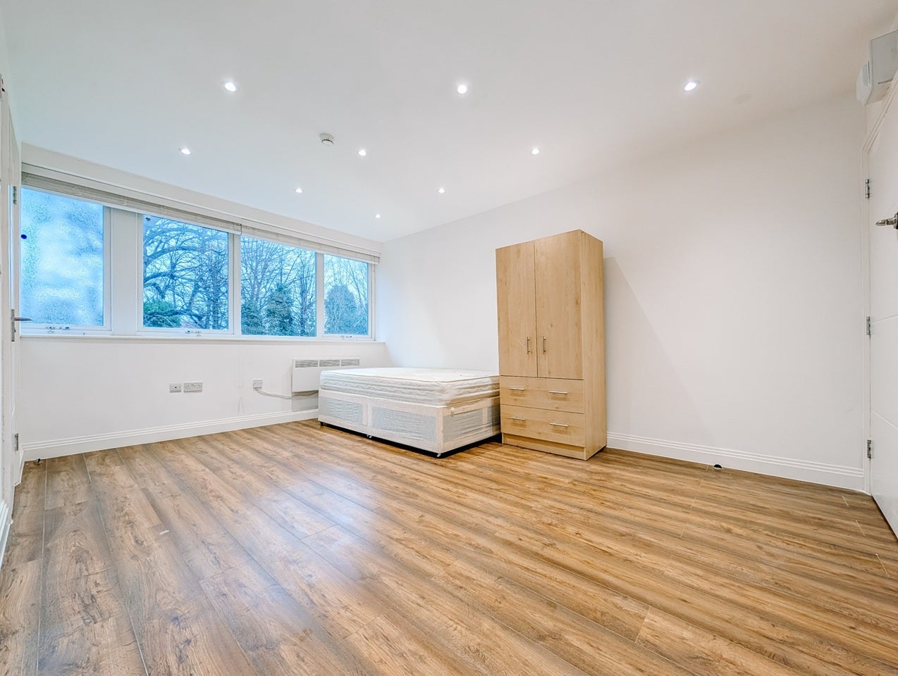 Flat Cortis Road in Greater London