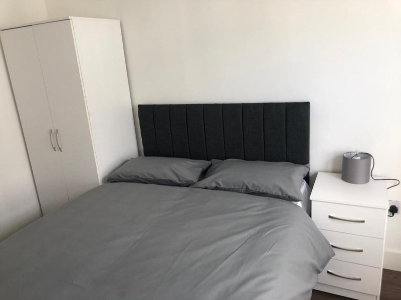 Room Cardiff Street in Greater London