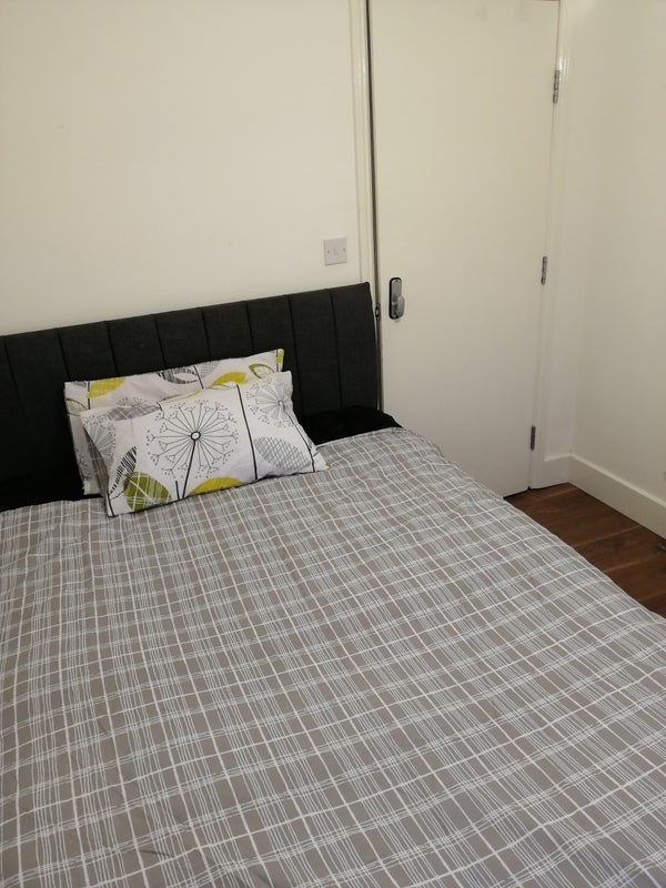 Room Cardiff Street in Greater London