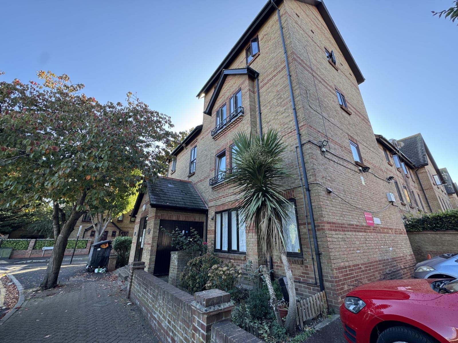 Flat Hallywell Crescent in Greater London